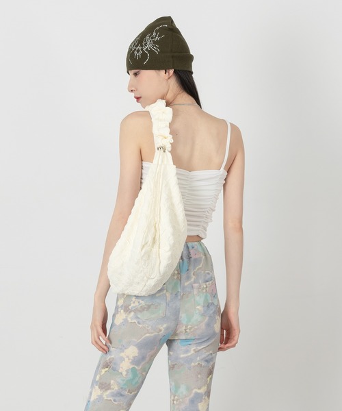 FOLLOWIN（フォロウィン）の「エンボス加工ストリングシャーリンクロスバッグ（ショルダーバッグ・レディース・アイボリー/ブラック・ONE SIZE）」の6枚目の写真