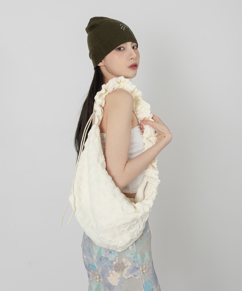 FOLLOWIN（フォロウィン）の「エンボス加工ストリングシャーリンクロスバッグ（ショルダーバッグ・レディース・アイボリー/ブラック・ONE SIZE）」の7枚目の写真