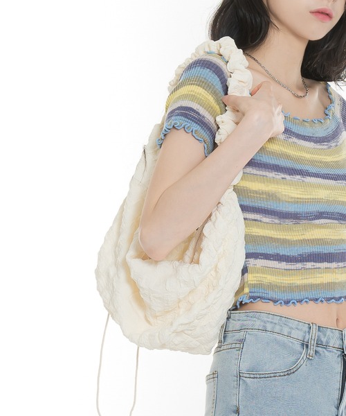 FOLLOWIN（フォロウィン）の「エンボス加工ストリングシャーリンクロスバッグ（ショルダーバッグ・レディース・アイボリー/ブラック・ONE SIZE）」の9枚目の写真