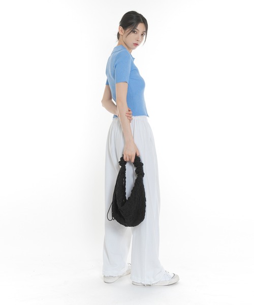 FOLLOWIN（フォロウィン）の「エンボス加工ストリングシャーリンクロスバッグ（ショルダーバッグ・レディース・アイボリー/ブラック・ONE SIZE）」の16枚目の写真