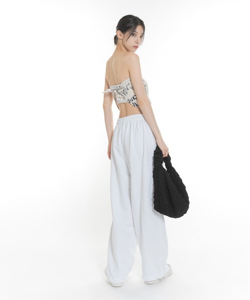 FOLLOWIN（フォロウィン）の「エンボス加工ストリングシャーリンクロスバッグ（ショルダーバッグ・レディース・アイボリー/ブラック・ONE SIZE）」の18枚目の写真