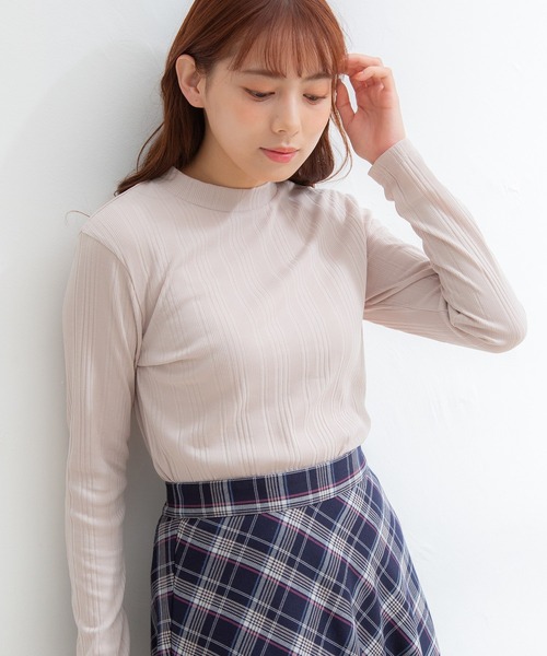 Honeys（ハニーズ）の「ランダムテレコハイネック（Tシャツ/カットソー・レディース・ベージュ/モカ/ブルー/ネイビー/オフホワイト/ブラック/ボルドー・S/M/L）」の4枚目の写真