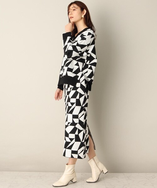 ITS'DEMO（イッツデモ）の「【スタイリング簡単/セットアップでオシャレにキマル/腰回りカバー/大胆な柄が楽しい】幾何柄ジャカードニットアップ（セットアップ・レディース・オレンジ系その他5/グリーン系その他5/ブラック系3・00）」の2枚目の写真