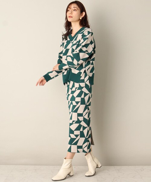 ITS'DEMO（イッツデモ）の「【スタイリング簡単/セットアップでオシャレにキマル/腰回りカバー/大胆な柄が楽しい】幾何柄ジャカードニットアップ（セットアップ・レディース・オレンジ系その他5/グリーン系その他5/ブラック系3・00）」の3枚目の写真