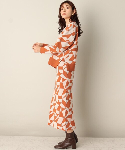 ITS'DEMO（イッツデモ）の「【スタイリング簡単/セットアップでオシャレにキマル/腰回りカバー/大胆な柄が楽しい】幾何柄ジャカードニットアップ（セットアップ・レディース・オレンジ系その他5/グリーン系その他5/ブラック系3・00）」の4枚目の写真