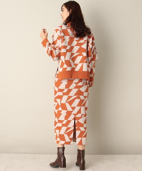 ITS'DEMO（イッツデモ）の「【スタイリング簡単/セットアップでオシャレにキマル/腰回りカバー/大胆な柄が楽しい】幾何柄ジャカードニットアップ（セットアップ・レディース・オレンジ系その他5/グリーン系その他5/ブラック系3・00）」の5枚目の写真