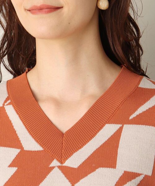 ITS'DEMO（イッツデモ）の「【スタイリング簡単/セットアップでオシャレにキマル/腰回りカバー/大胆な柄が楽しい】幾何柄ジャカードニットアップ（セットアップ・レディース・オレンジ系その他5/グリーン系その他5/ブラック系3・00）」の6枚目の写真