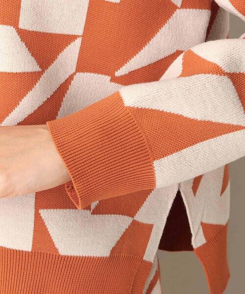 ITS'DEMO（イッツデモ）の「【スタイリング簡単/セットアップでオシャレにキマル/腰回りカバー/大胆な柄が楽しい】幾何柄ジャカードニットアップ（セットアップ・レディース・オレンジ系その他5/グリーン系その他5/ブラック系3・00）」の7枚目の写真