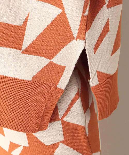 ITS'DEMO（イッツデモ）の「【スタイリング簡単/セットアップでオシャレにキマル/腰回りカバー/大胆な柄が楽しい】幾何柄ジャカードニットアップ（セットアップ・レディース・オレンジ系その他5/グリーン系その他5/ブラック系3・00）」の8枚目の写真