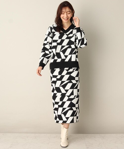 ITS'DEMO（イッツデモ）の「【スタイリング簡単/セットアップでオシャレにキマル/腰回りカバー/大胆な柄が楽しい】幾何柄ジャカードニットアップ（セットアップ・レディース・オレンジ系その他5/グリーン系その他5/ブラック系3・00）」の14枚目の写真