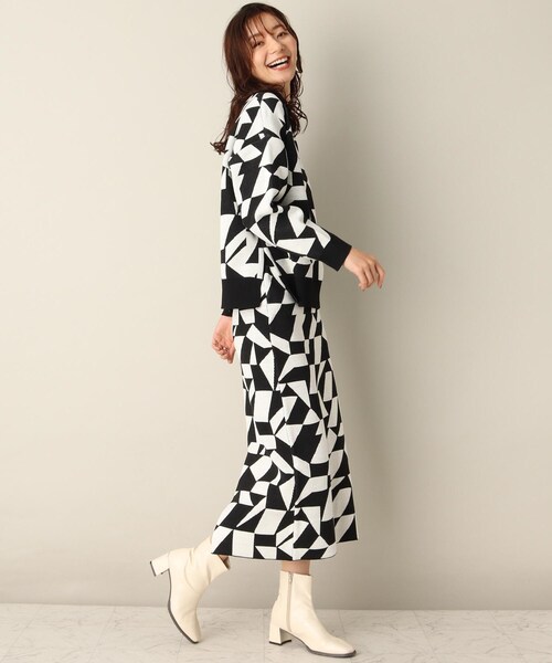 ITS'DEMO（イッツデモ）の「【スタイリング簡単/セットアップでオシャレにキマル/腰回りカバー/大胆な柄が楽しい】幾何柄ジャカードニットアップ（セットアップ・レディース・オレンジ系その他5/グリーン系その他5/ブラック系3・00）」の15枚目の写真