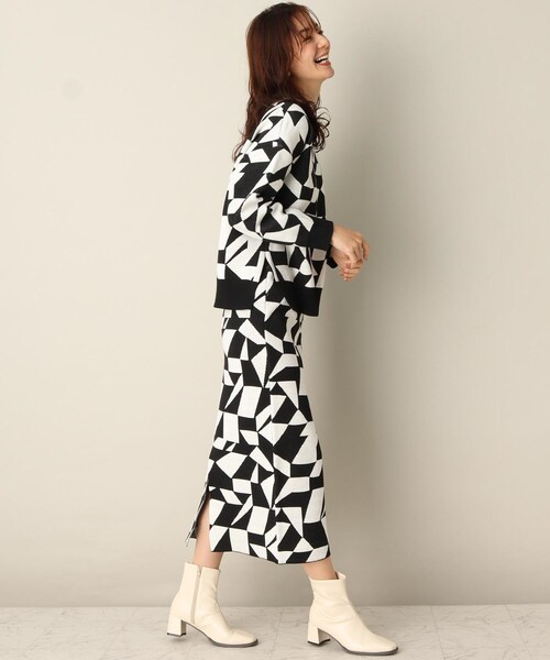 ITS'DEMO（イッツデモ）の「【スタイリング簡単/セットアップでオシャレにキマル/腰回りカバー/大胆な柄が楽しい】幾何柄ジャカードニットアップ（セットアップ・レディース・オレンジ系その他5/グリーン系その他5/ブラック系3・00）」の16枚目の写真