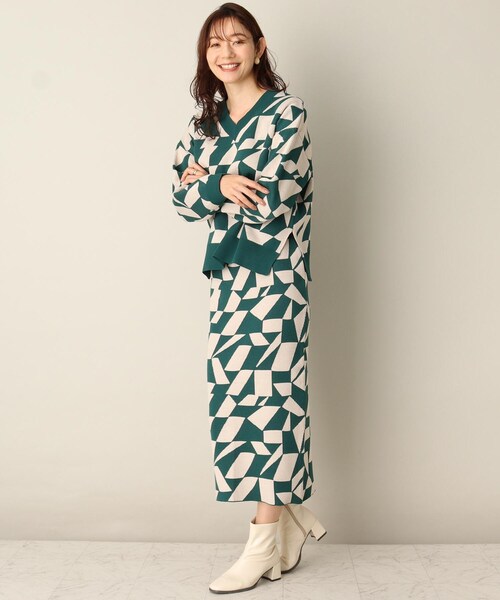 ITS'DEMO（イッツデモ）の「【スタイリング簡単/セットアップでオシャレにキマル/腰回りカバー/大胆な柄が楽しい】幾何柄ジャカードニットアップ（セットアップ・レディース・オレンジ系その他5/グリーン系その他5/ブラック系3・00）」の18枚目の写真