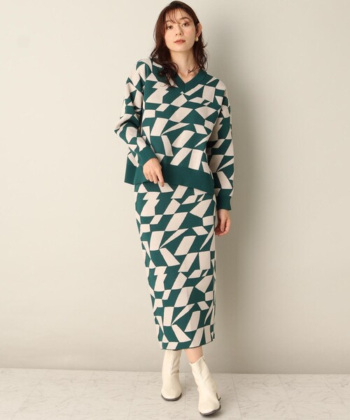 ITS'DEMO（イッツデモ）の「【スタイリング簡単/セットアップでオシャレにキマル/腰回りカバー/大胆な柄が楽しい】幾何柄ジャカードニットアップ（セットアップ・レディース・オレンジ系その他5/グリーン系その他5/ブラック系3・00）」の20枚目の写真