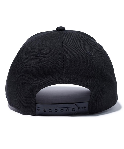 XLARGE（エクストララージ）の「XLARGE×NEW ERA VARSITY LOGO SNAPBACK CAP（キャップ・メンズ・ブラック/ネイビー・ONE SIZE）」の5枚目の写真