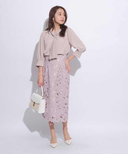 JUSGLITTY（ジャスグリッティー）の「６分袖パールバーブラウス（シャツ/ブラウス・レディース・ピンクベージュ/ライトブルー/ネイビー/ドット/ホワイト・1/2）」の8枚目の写真