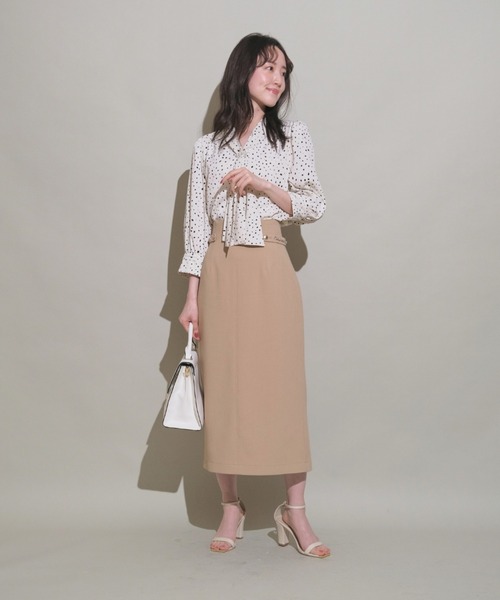 JUSGLITTY（ジャスグリッティー）の「６分袖パールバーブラウス（シャツ/ブラウス・レディース・ピンクベージュ/ライトブルー/ネイビー/ドット/ホワイト・1/2）」の9枚目の写真
