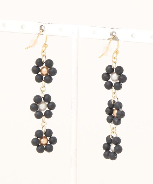 tone(トーン)の「【RosraiE】3連フラワーパール アシンメトリー ロング ピアス(MA)(ピアス(両耳用)・レディース・ブラック/ピンク・FREE)」の11枚目の写真