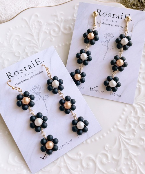 tone(トーン)の「【RosraiE】3連フラワーパール アシンメトリー ロング ピアス(MA)(ピアス(両耳用)・レディース・ブラック/ピンク・FREE)」の1枚目の写真