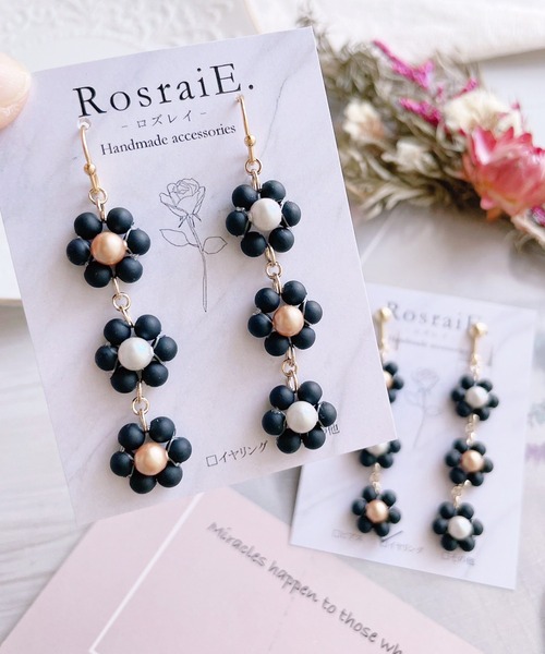 tone(トーン)の「【RosraiE】3連フラワーパール アシンメトリー ロング ピアス(MA)(ピアス(両耳用)・レディース・ブラック/ピンク・FREE)」の7枚目の写真