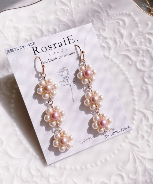 tone(トーン)の「【RosraiE】3連フラワーパール アシンメトリー ロング ピアス(MA)(ピアス(両耳用)・レディース・ブラック/ピンク・FREE)」の4枚目の写真