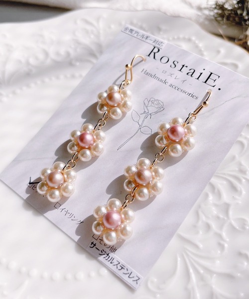 tone(トーン)の「【RosraiE】3連フラワーパール アシンメトリー ロング ピアス(MA)(ピアス(両耳用)・レディース・ブラック/ピンク・FREE)」の3枚目の写真