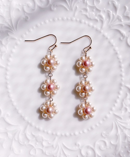 tone(トーン)の「【RosraiE】3連フラワーパール アシンメトリー ロング ピアス(MA)(ピアス(両耳用)・レディース・ブラック/ピンク・FREE)」の8枚目の写真