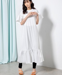 袖と裾を異素材で切り替え華やかなシルエットをつくる伸縮性のある綿混のカットソーワンピース
