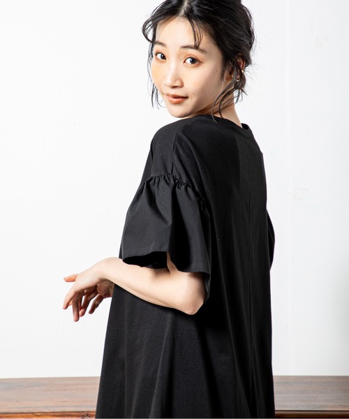 MILLION CARATS（ミリオンカラッツ）の「袖と裾を異素材で切り替え華やかなシルエットをつくる伸縮性のある綿混のカットソーワンピース（ワンピース・レディース・グレー/オフホワイト/ブラック・FREE）」の17枚目の写真