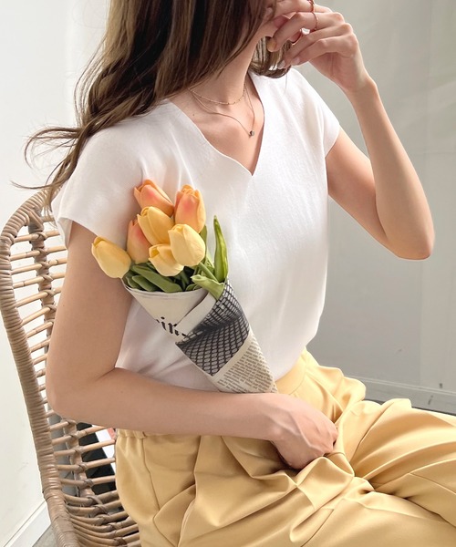 Futier land（フューティアランド）の「Vネックフレンチスリーブトップス（ニット/セーター・レディース・ホワイト/ライトパープル/ライトベージュ/ブラック/ブルー/ライトイエロー/グレイッシュベージュ/ライトピンク・MEDIUM/LARGE）」の2枚目の写真