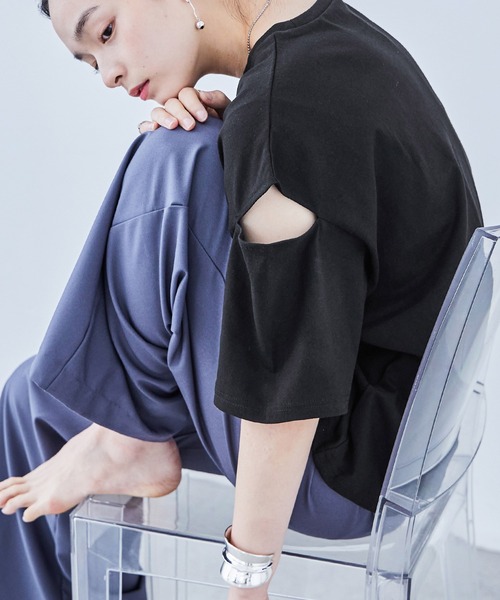 Fashion Letter(ファッションレター)の「カットアウト ビッグ5分袖Tシャツ(Tシャツ/カットソー・レディース・ブラック/アイボリー/グレイッシュベージュ・M)」の2枚目の写真