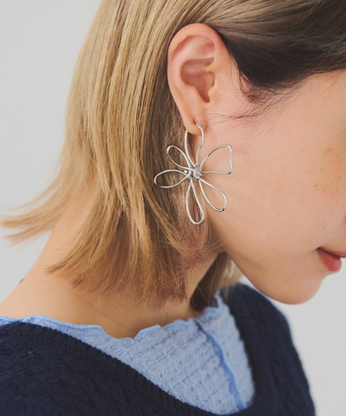 Crisp(クリスプ)の「フラワーモチーフピアス(ピアス(両耳用)・レディース・シルバー・FREE)」の1枚目の写真