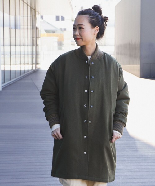 BEAMS BOY（ビームスボーイ）の「BEAMS BOY / ポリエステル バーシティ コート（ノーカラーコート・レディース・オリーブ/ネイビー・FREE）」の5枚目の写真