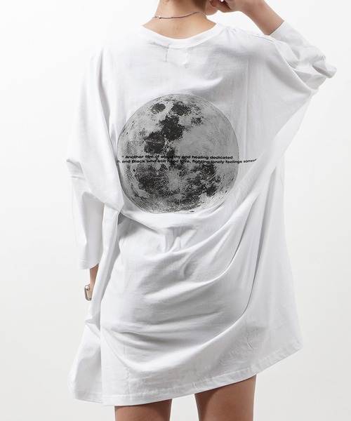 GLARE（グレア）の「【GLARE】 月モチーフ バックプリント オーバーTシャツ /  Moon Motif Back Print Over T-shirt（Tシャツ/カットソー・メンズ・ブルー/ブラック/チャコール/ホワイト・FREE）」の2枚目の写真