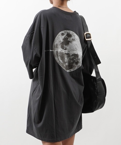 GLARE（グレア）の「【GLARE】 月モチーフ バックプリント オーバーTシャツ /  Moon Motif Back Print Over T-shirt（Tシャツ/カットソー・メンズ・ブルー/ブラック/チャコール/ホワイト・FREE）」の3枚目の写真