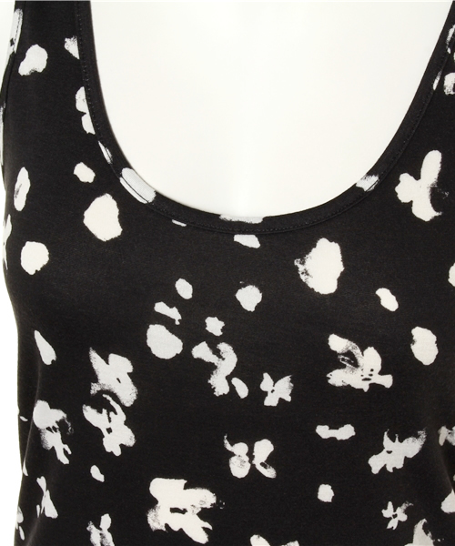 AZUL by moussy（アズールバイマウジー）の「TPU天竺総柄ランダムフラワー柄タンク（タンクトップ・レディース・ブラック系その他/ダークネイビー/ホワイト系その他・MEDIUM/SMALL/LARGE）」の6枚目の写真
