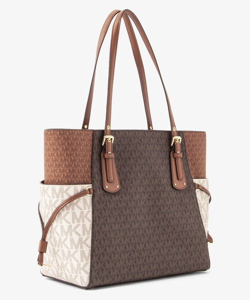 MICHAEL KORS　VOYAGER EWトートMKシグネチャー　ブラウン MICHAEL KORS（マイケルコース）の「VOYAGER EW トート - MK