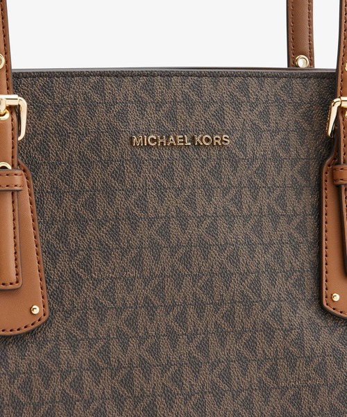 MICHAEL KORS　VOYAGER EWトートMKシグネチャー　ブラウン MICHAEL KORS（マイケルコース）の「VOYAGER EW トート - MK