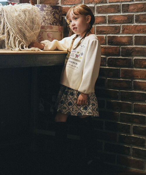 BeBe（ベベ）の「ダブルフェイスクロスステッチトレーナー(90~140cm)（スウェット・キッズ・ネイビー/オフホワイト・120cm/110cm/140cm/100cm/130cm/90cm）」の4枚目の写真