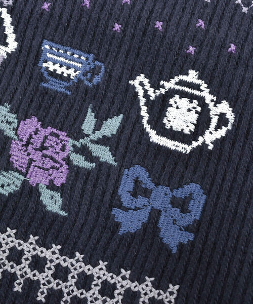 BeBe（ベベ）の「ダブルフェイスクロスステッチトレーナー(90~140cm)（スウェット・キッズ・ネイビー/オフホワイト・120cm/110cm/140cm/100cm/130cm/90cm）」の10枚目の写真