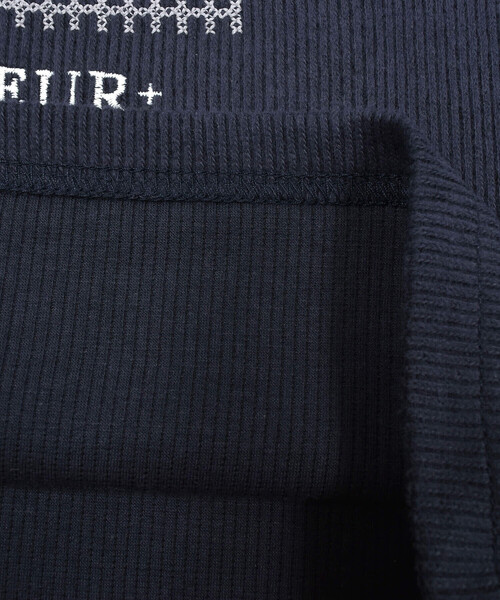 BeBe（ベベ）の「ダブルフェイスクロスステッチトレーナー(90~140cm)（スウェット・キッズ・ネイビー/オフホワイト・120cm/110cm/140cm/100cm/130cm/90cm）」の12枚目の写真