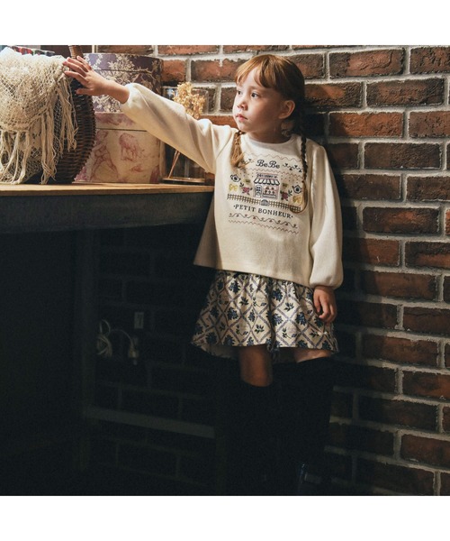 BeBe（ベベ）の「ダブルフェイスクロスステッチトレーナー(90~140cm)（スウェット・キッズ・ネイビー/オフホワイト・120cm/110cm/140cm/100cm/130cm/90cm）」の3枚目の写真