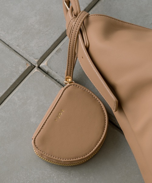 loti(ロティ)の「【EC限定】loti ハーフムーンポーチ付きBAG(ショルダーバッグ・レディース・ブラック/ベージュ・ONE SIZE)」の5枚目の写真