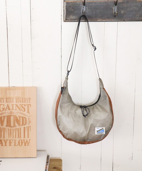 COBMASTER（コブマスター）の「【Cobmaster（コブマスター）×BAYFLOW】[使い勝手のいいサイズ感]バナナショルダー（ショルダーバッグ・レディース・ブラウン/ホワイト/ブラック・0）」の3枚目の写真