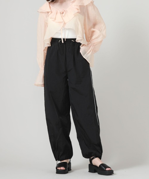 archives（アルシーヴ）の「サイドラインパラシュートパンツ（カーゴパンツ・レディース・アイボリー/ブラック/グレー・MEDIUM）」の2枚目の写真