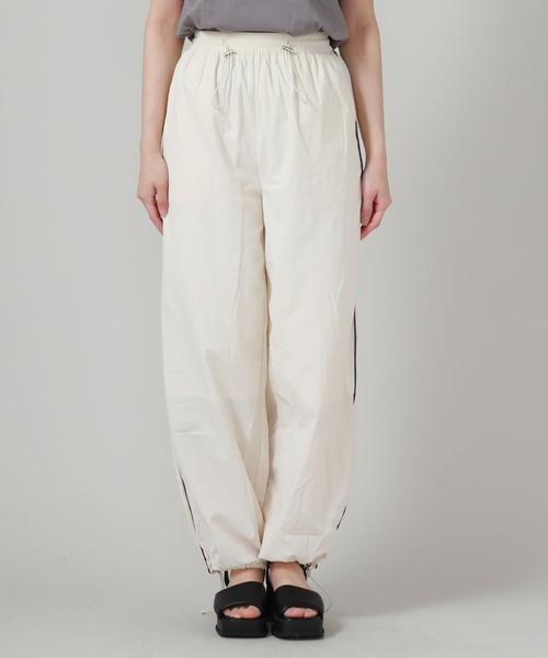 archives（アルシーヴ）の「サイドラインパラシュートパンツ（カーゴパンツ・レディース・アイボリー/ブラック/グレー・MEDIUM）」の6枚目の写真