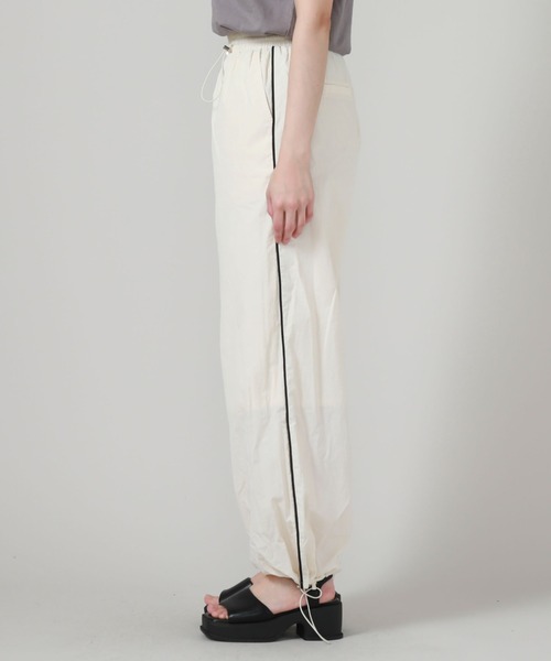 archives（アルシーヴ）の「サイドラインパラシュートパンツ（カーゴパンツ・レディース・アイボリー/ブラック/グレー・MEDIUM）」の7枚目の写真