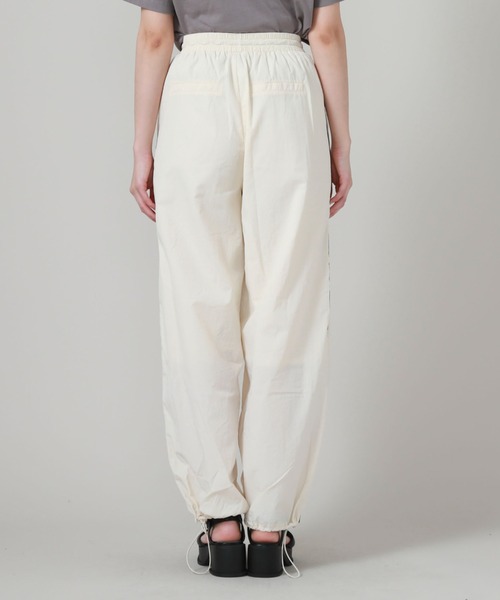 archives（アルシーヴ）の「サイドラインパラシュートパンツ（カーゴパンツ・レディース・アイボリー/ブラック/グレー・MEDIUM）」の8枚目の写真