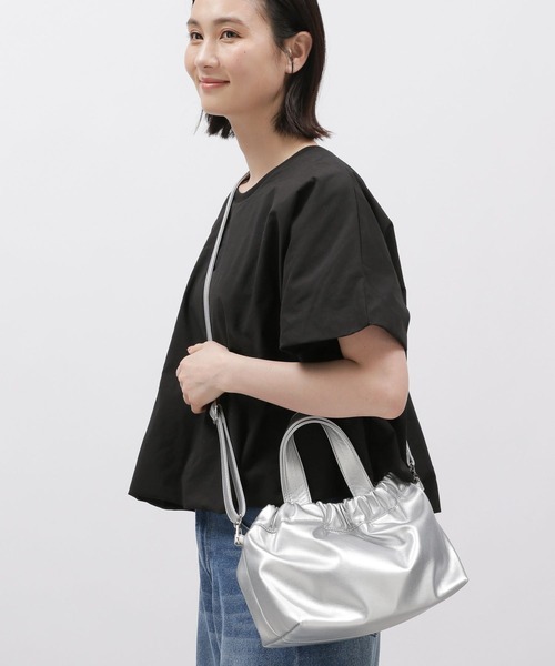 LAKOLE（ラコレ）の「クチギャザー2WAYショルダーバッグ / 116064（ショルダーバッグ・レディース・ブラック/アイボリー/シルバー/モカ・FREE）」の4枚目の写真