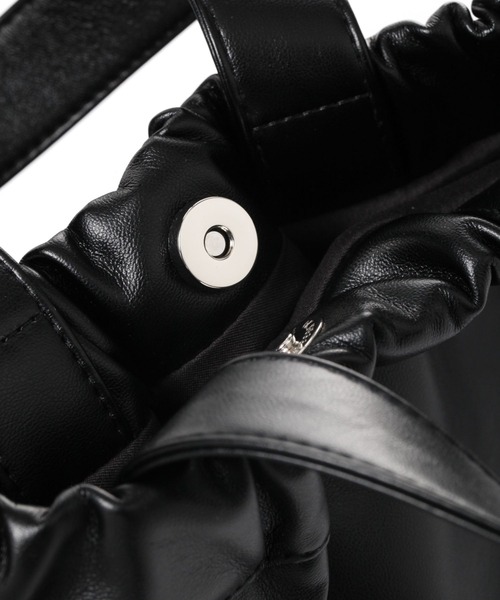 LAKOLE（ラコレ）の「クチギャザー2WAYショルダーバッグ / 116064（ショルダーバッグ・レディース・ブラック/アイボリー/シルバー/モカ・FREE）」の17枚目の写真